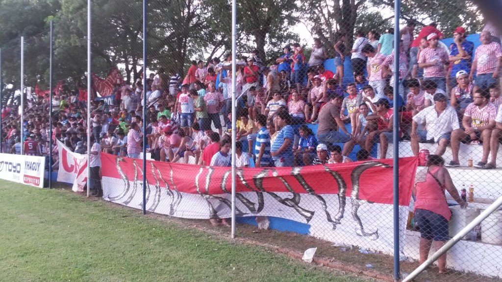 Muchos aficionados sanlorenzanos fueron a ver el mal debut del Rayadito