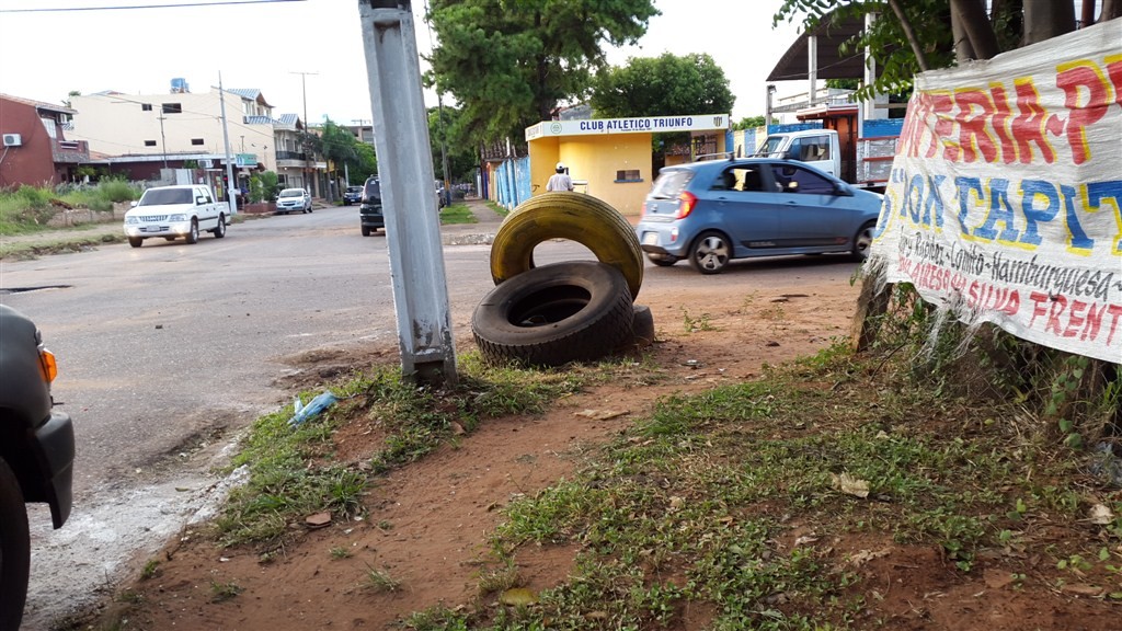 Para evitar la enfermedad se debe erradicar criaderos de mosquitos. (Imagen tomada ayer en la esquina de Buenos Aires y Sgto Silva de San Lorenzo)