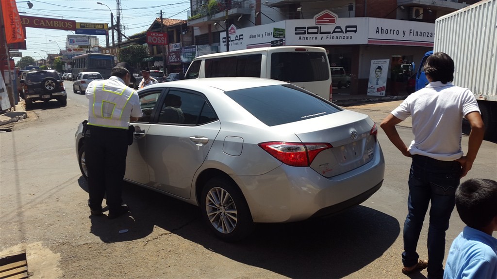 El inspector de transito hablando con el conductor del vehiculo en plena bocacalle de Ruta Mcal Estigarribia y España