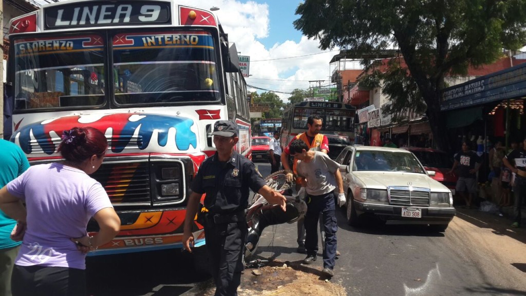 Parte de la moto quedó debajo del colectivo de la linea 9