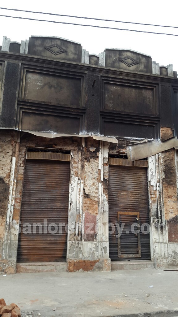 La imagen muestra la fachada de una casa antigua que también fueron alcanzadas por el fuego del pasado 4 de abril. 
