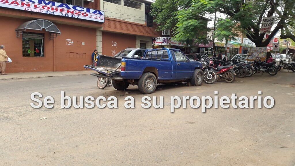 La camioneta azul actualmente esta limpia gracias a que varios ciudadanos se encargaron de embolsar los muchos residuos que habían en la carrocería