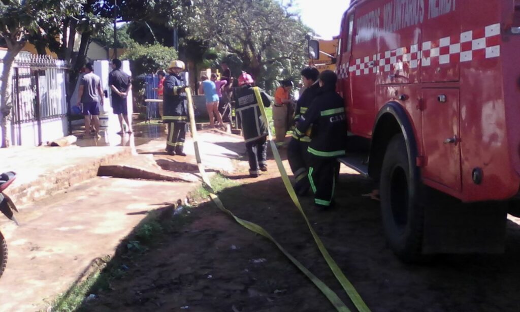 La rápida acción de vecinos y bomberos evitaron que el fuego se propagara a otro sector de la vivienda.