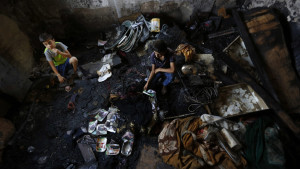 El estado en que terminó la casa tras el incendio. Foto: AP.