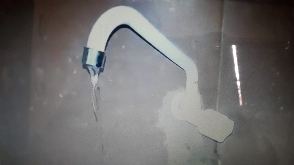 La poca presión de agua no permite usar ducha ni lavarropa. (imagen extraída del video enviado por un usuario)