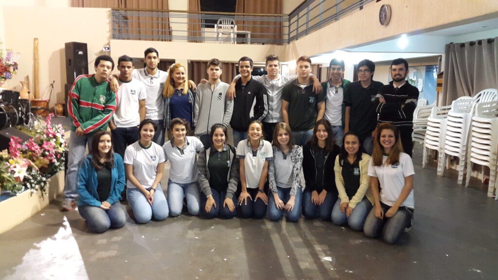 Parte de alumnos del tercer año del colegio con la profesora guía Cynthia Rodas