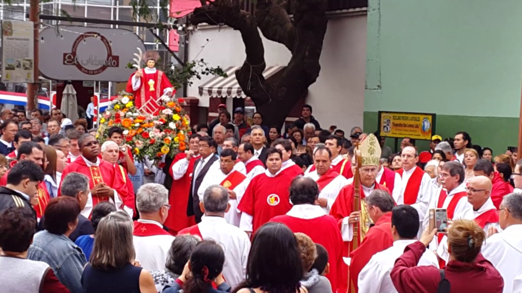 Monseñor Joaquin Robledo, Obispo electo de la Diócesis de San Lorenzo, acompañó la procesión de hoy