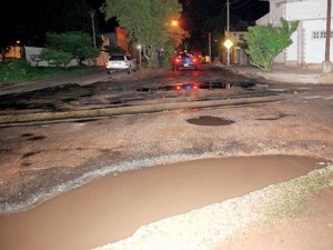 La Avda. Avelino Martínez presenta baches y pozos llenos de agua. Foto: Última Hora / archivo.