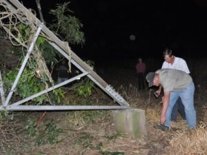 En zona de la colonia Manitoba derriban con explosivos una torre/ Foto: Última Hora