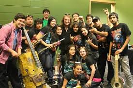 La Orquesta de Reciclados de Cateura estará hoy en el teatro municipal de San Lorenzo. (Fuente de la imagen. epa.com.py)