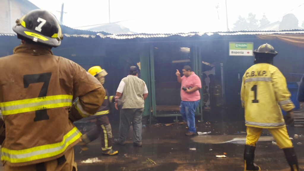 Ambos cuarteles de bomberos de San Lorenzo reclaman el aporte municipal. (Foto, incendio del mercado de San Lorenzo ocurrido en abril de este año)