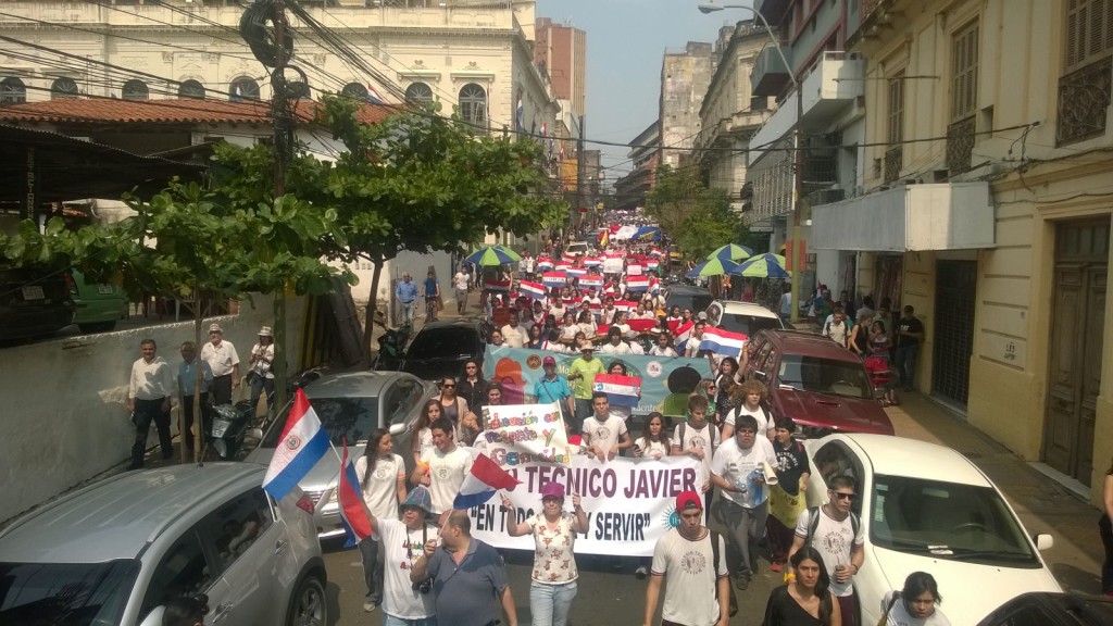 Alumnos marchando por las calles de Asunción. FOTO: Gentileza, Gustavo González.