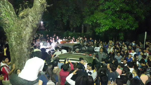 Cientos de estudiantes rodearon la camioneta donde la mujer se metió para salir del campus. (Crédito de la imagen: Telefuturo)