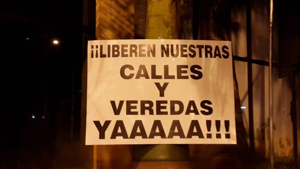 Uno de los carteles exibidos en manifestación realizada en abril de este año, donde el grupo ya exigió la liberación de calles y veredas del centro.