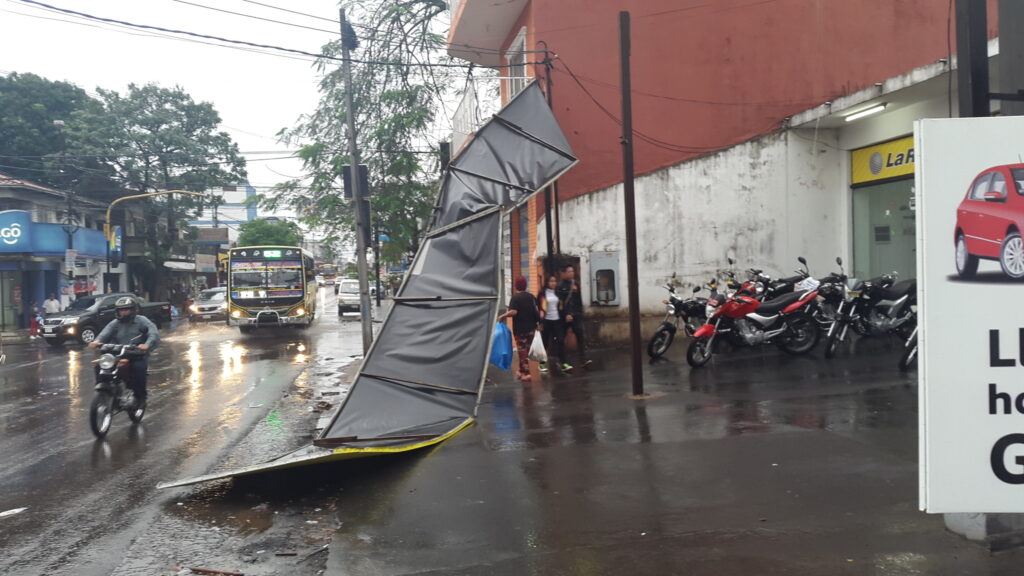 El cartel fue a parar en el suelo a causa del viento de esta siesta.