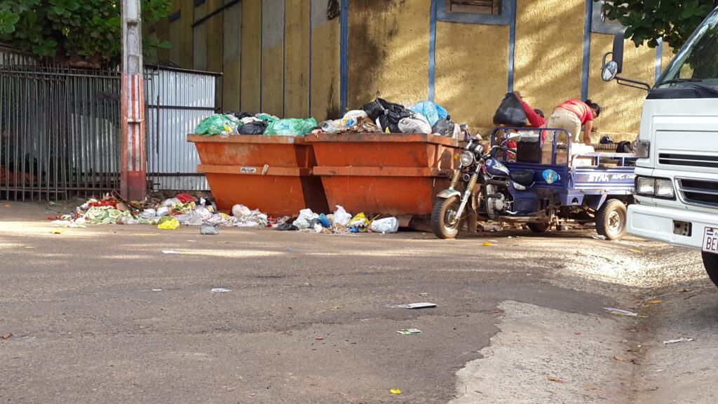 Ayer por la tarde el basural empezaba a rebozar. Hoy nos informaron que estaba peor