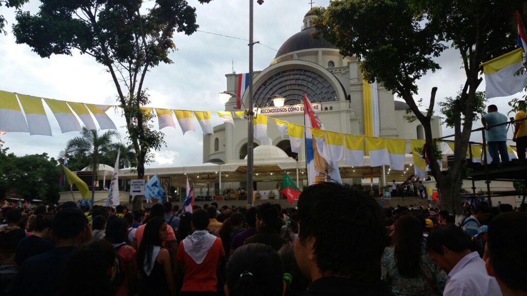 Miles de jóvenes participan de la misa en Caacupe. (Imagen gentileza Milagros Morel).