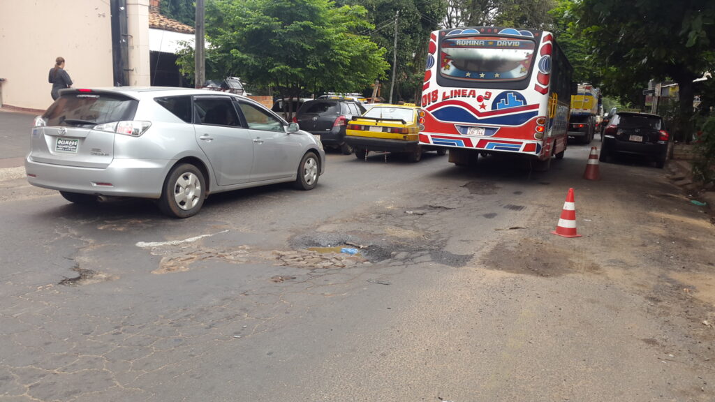 Los baches están diseminados a lo largo de una cuadra