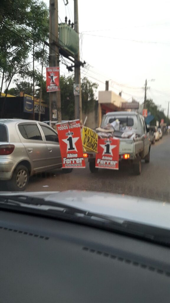 La imagen es de esta tarde, donde se observa a la camioneta llevando las cartelerias que fueron bajadas de algunas columnas