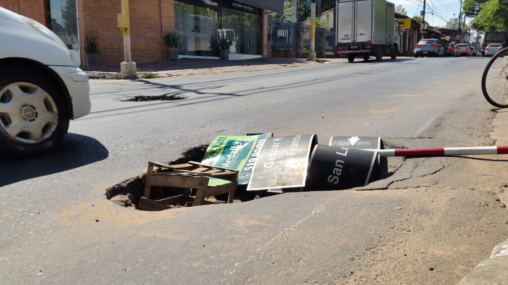 Paradógicamente el señalero usado para alertar del agujero es la misma que tiene las nomenclaturas de ambas calles