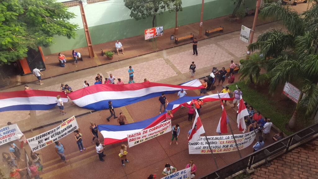 Mientras el grupo hablaba con los concejales otro grupo se manifestaban fuera del edificio municipal.