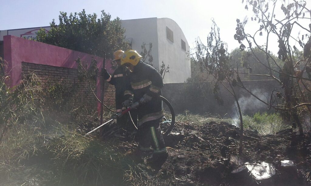 El fuego de ayer llegó a calentar una pared perteneciente a una pinturería