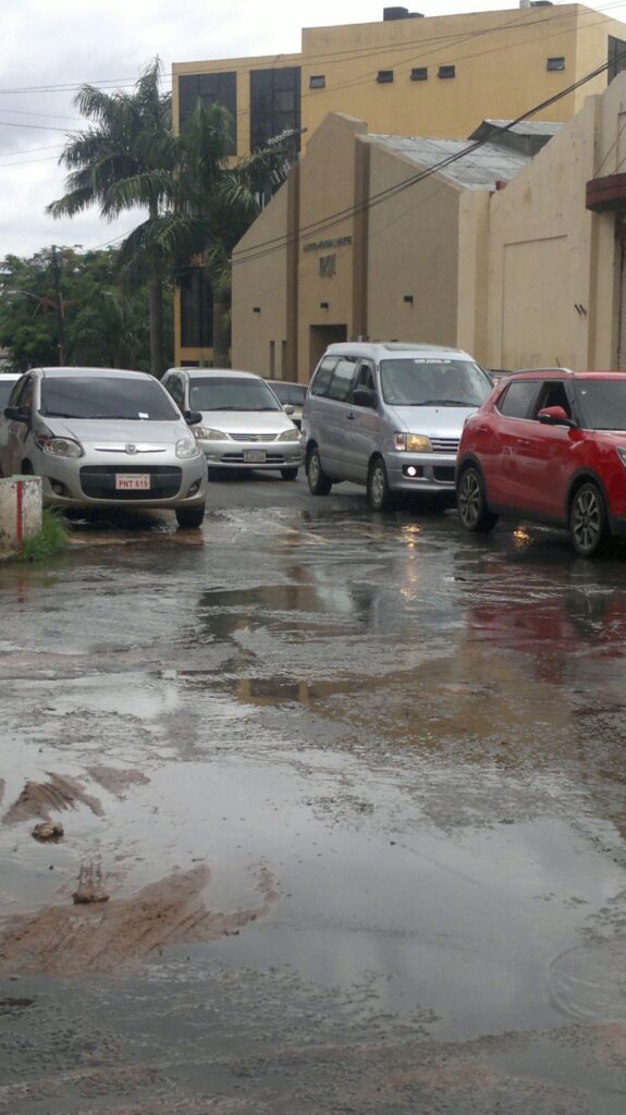 Aguas negras a cualquier hora y en cualquier parte del microcentro es lo común. (Imagen gentileza Alfredo Biedma)