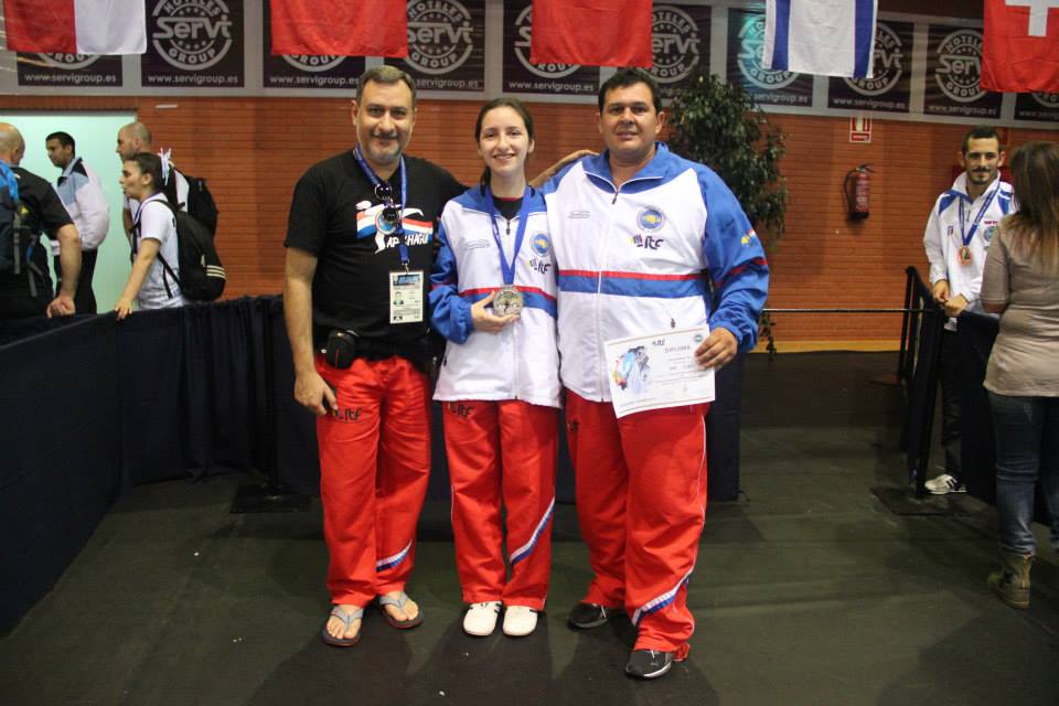 Silvio Ávalos (padre de Célia), Célia Ávalos Cardozo (centro) y el instructor Walter Peña (derecha)