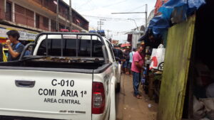 Imagen del pasado viernes, donde se observa una de las intervenciones para que los puestos corran unos centímetros atrás