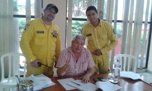 Bomberos en el despacho del intendente Ferrer donde se firmó la resolución. (Imagen gentileza Tte. Alvaro Méndez)