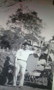 Manuel "Nenito" Sardi, posando al lado de un tractor, fue durante trabajo de apertura camino a Barcequillo. (Imagen gentileza)