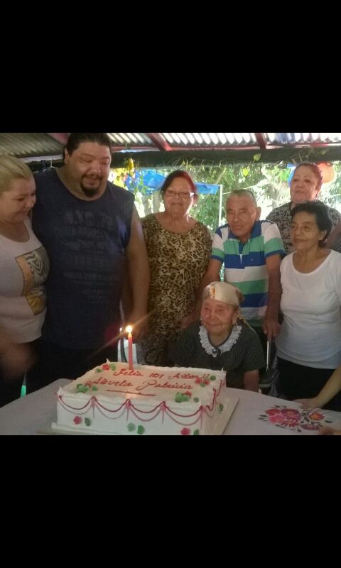 En la imagen doña Patricia con algunos de sus hijos y nietos. (Imagen gentileza María Bogarin)