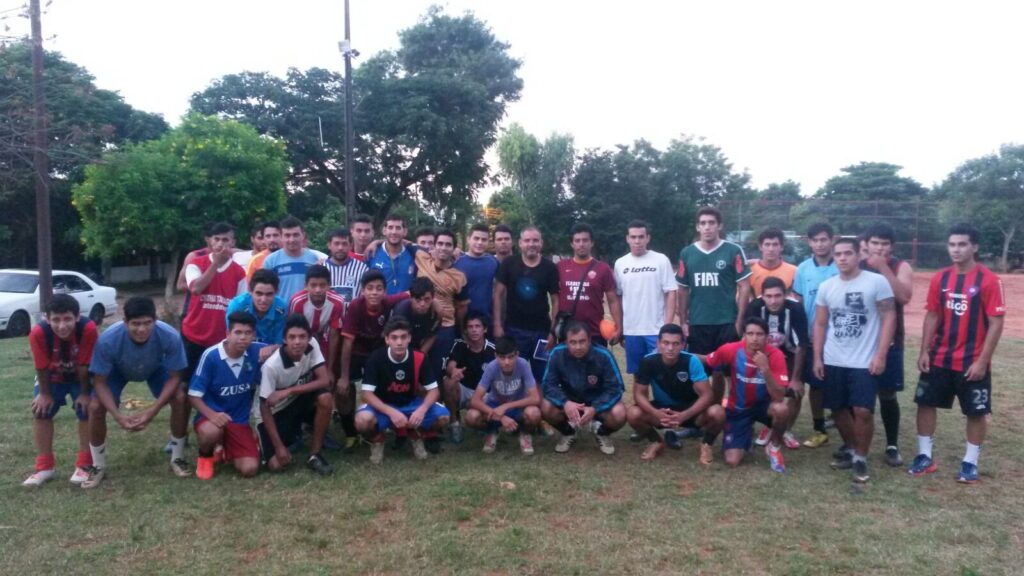 Plantel de Cerro Porteño de Kokuere, en la imagen también se lo ve al actual presidente del club.