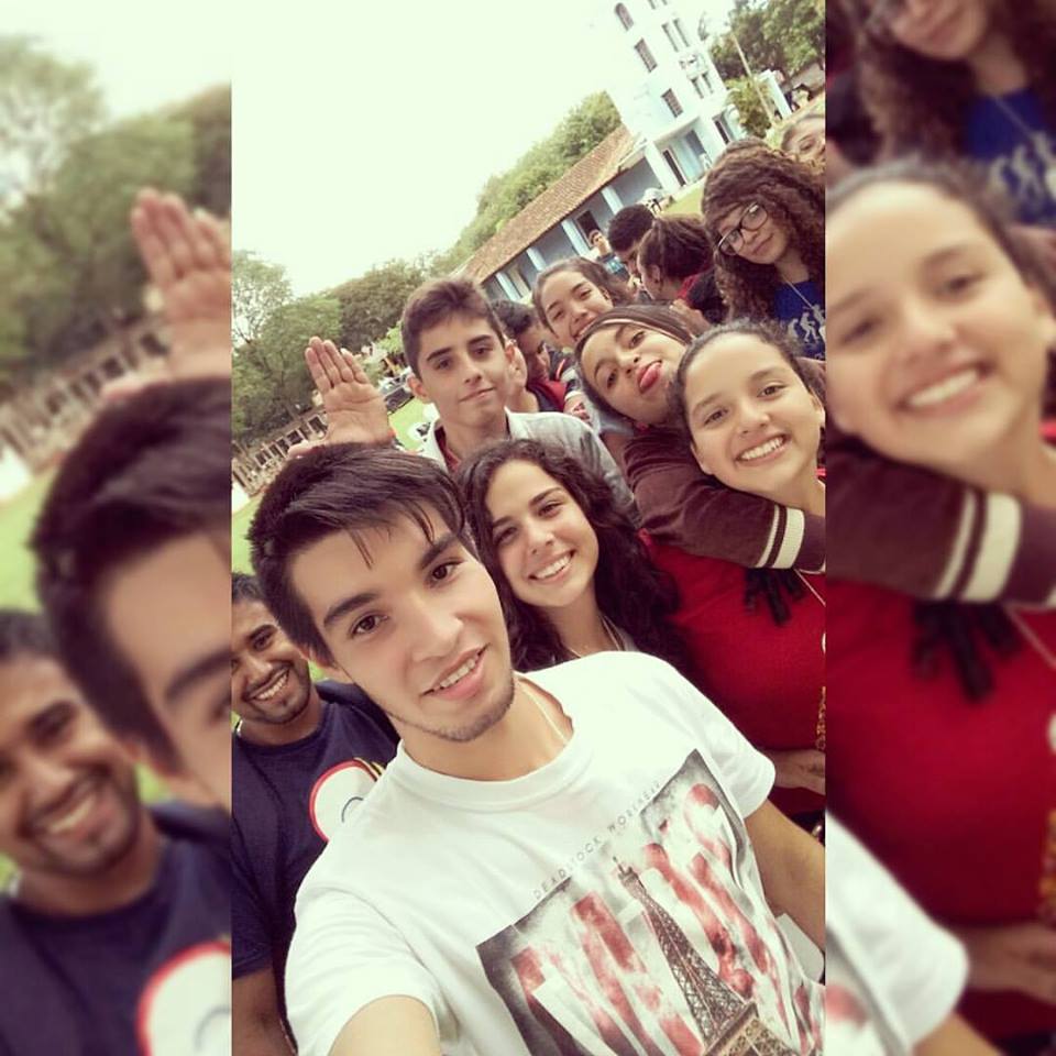 Con amigas y amigos de la Pastoral Juvenil. (Ivan adelante con remera blanca)