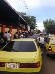 La ila de personas baja hacia la calle Cnel. Bogado. (Imagen gentileza)