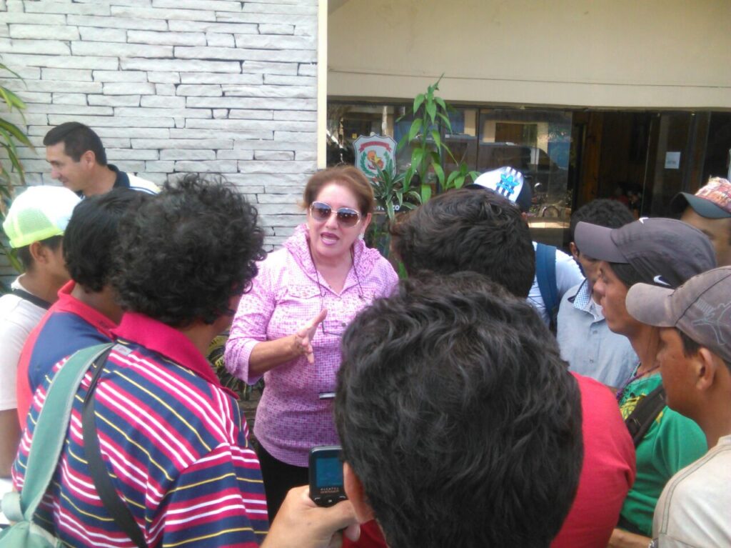 Los limpiavidrios fueron llamados frente a la comisaría de la ciudad desde donde los de la empresa les llevaron a mostrar el trabajo que tienen que hacer.