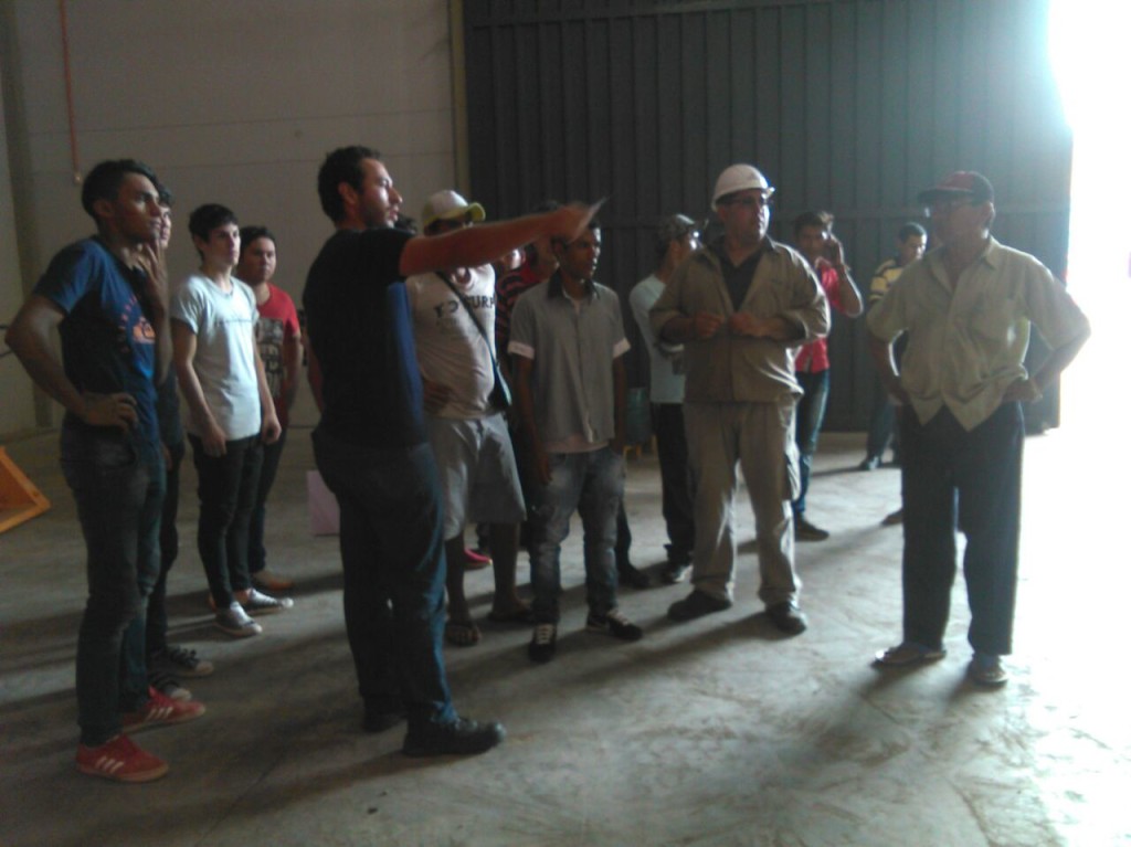 El propio supervisor de la empresa recorrió con el grupo el local de trabajo explicándoles lo que deben realizar.