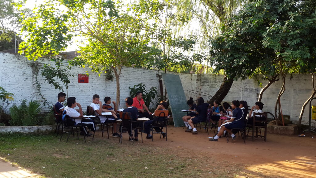 Imagen de ayer donde los niños del 9no grado dan clases bajo el árbol