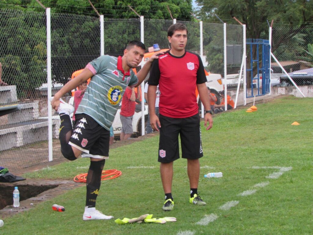 En la imagen el preparador de arqueros Herminio Barrios y el experimentado portero Wilson Quiñonez. (Imagen gentileza, Enrique Chuquito" Ramos) 