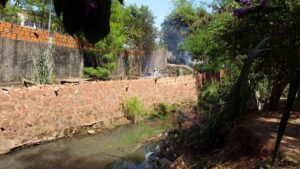 El arroyo San Lorenzo se contamina en toda su extensión, no sólo en los barrios alejados del centro. (Imagen archivo.  Frente a empresa Oschi) 