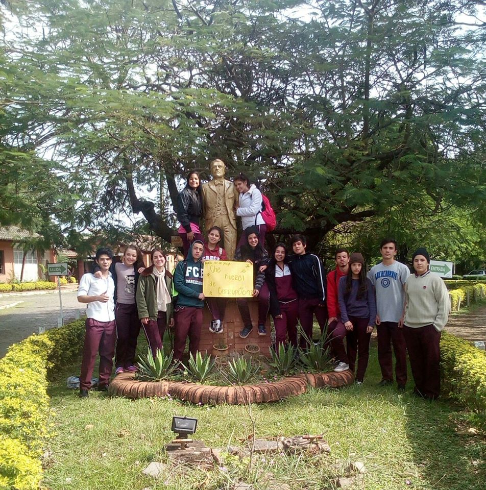 Jóvenes del Centro de Estudiantes del Saturio Ríos demostrando unidad para reclamo de mejor uso del Fonacide