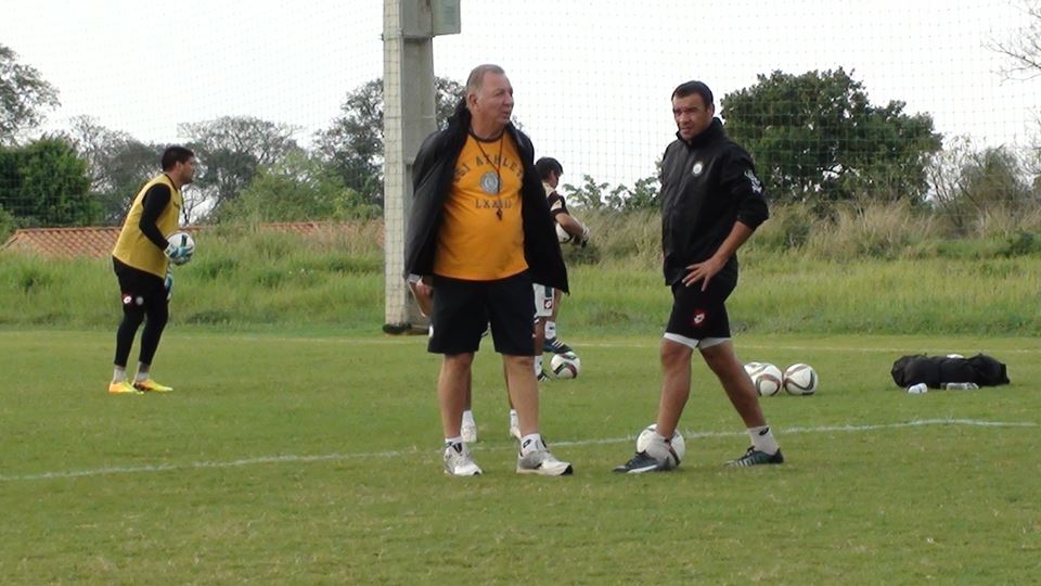 Miguel Pavani con jugadores del club Libertad. (imagen perfil del facebook del tecnico argentino)