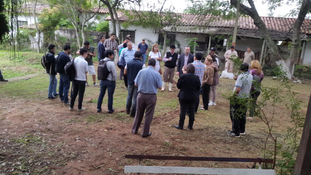 El Ministro de la SEAM hablando con vecinos e integrantes de organizaciones que se hicieron presentes hoy en el lugar