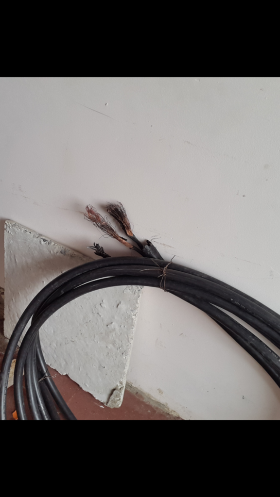 El cable que hizo cortocircuito y empezó a chipotear haciendo explosiones por el techo