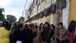 Los del CNE volverán a clases normales desde mañana jueves. Hoy harán trabajos de limpieza del local escolar. (imagen archivo)