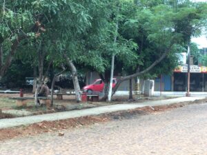 Los de la Comisión Vecinal están actualmente en plena tarea de obras para un caminero alrededor de la Plaza.