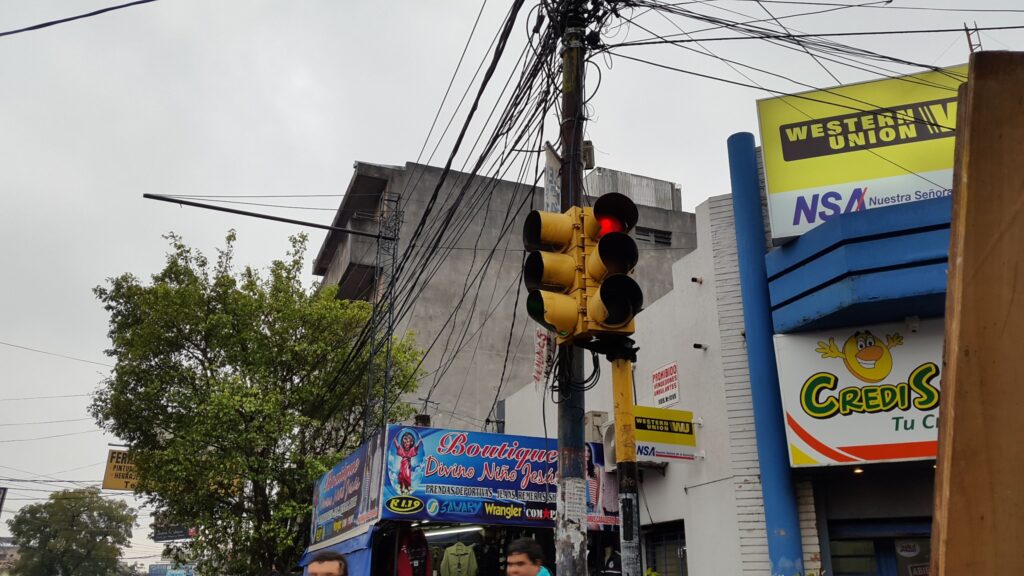 El semáforo de la imagen es de Ruta Mcal Estigarribia y Sgto. Silva, es antiguo y hace días procedieron a cambiar los focos, pero igual yo no es potente