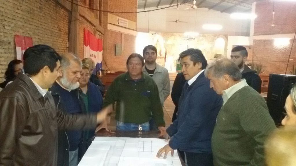 Vecinos muestran al gobernador Lanzoni los planos de la capilla del barrio