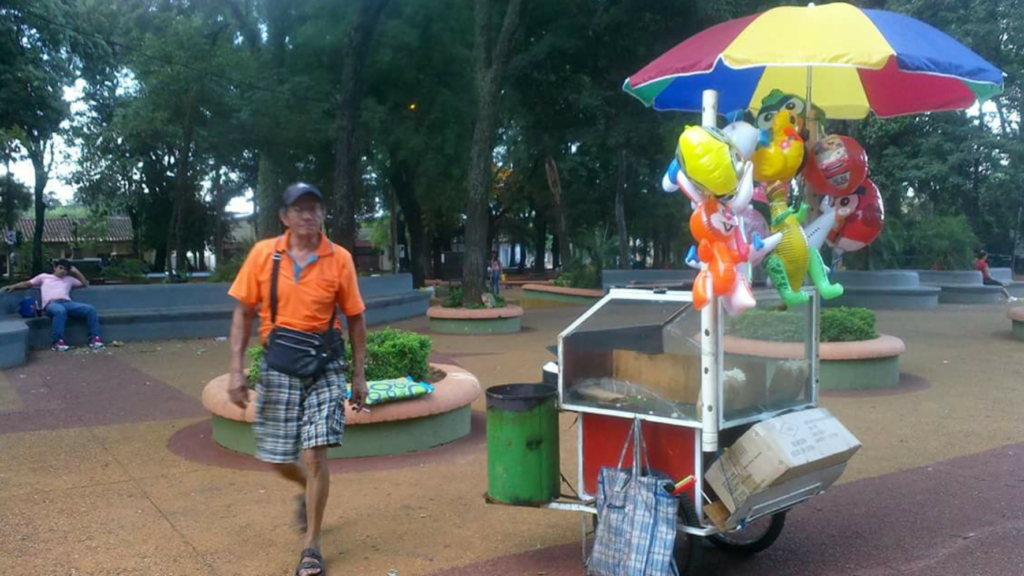 Don Alejandro Bracho "Dandi", toda una postal en la plaza Cerro Corá