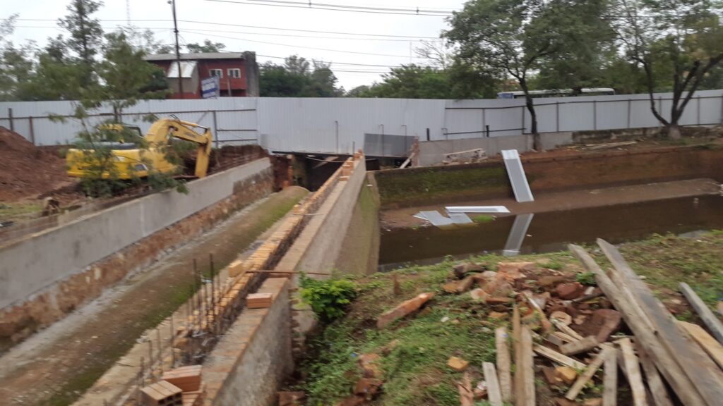 Imagen de mayo de este año donde se observa trabajos en el borde del arroyo San Lorenzo encarados por la empresa Ocshi